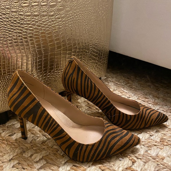 BCBG Pumps - Picture 3 of 7